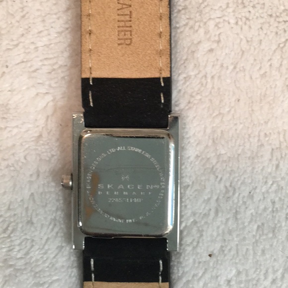 Skagen watch with extra bands - Picture 3 of 4